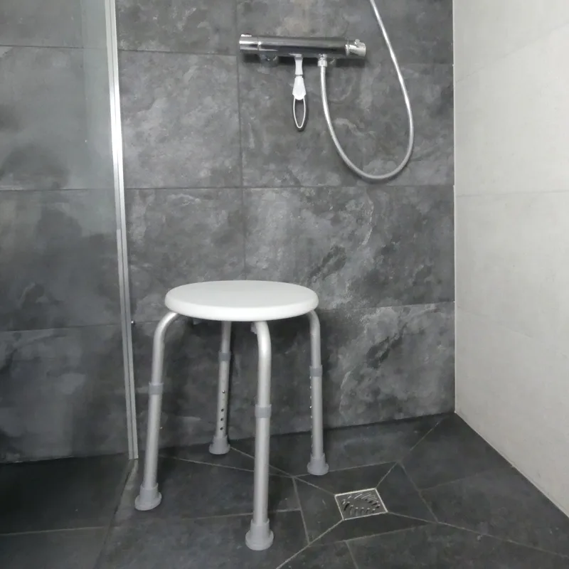 Tabouret de douche rond réglable en hauteur, pour se laver assis en sécurité, en vente chez Noden Medical Market à Sarcelles